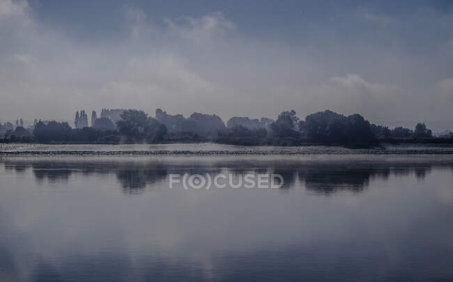 Ранкове світло на берегах річки Норманді — стокове фото
