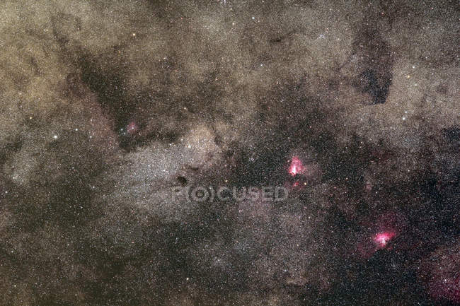 Verano Vía Láctea brillando en dirección de la constelación de Sagitario, conservado bajo la contaminación lumínica del cielo - foto de stock
