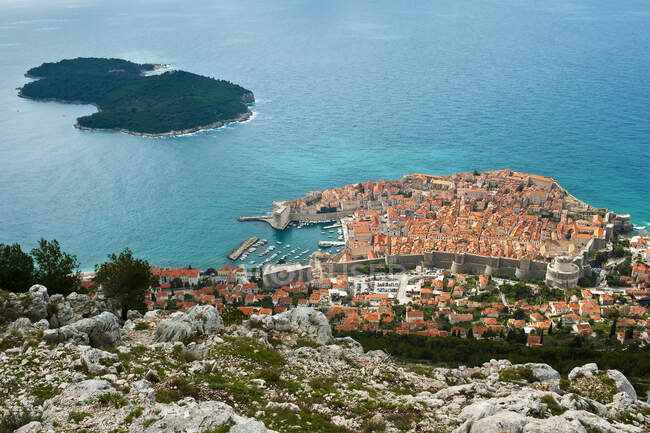 Europa, Croacia, Dubrovnik Neretva shire, Dalmacia costa, Dubrovnik, el casco antiguo con la isla de Lokrum detrás - foto de stock