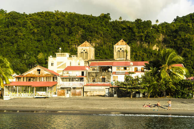 Saint-Pierre, y la iglesia Notre-Dame-du-Bon-Port, Martinica, Francia - foto de stock