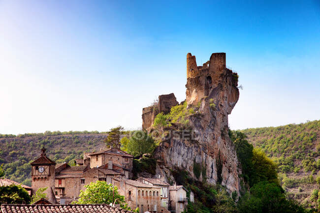 Ruina del castillo del pueblo Puycelsi, Tarn, Midi-Pyrenees, Occitanie, Francia - foto de stock