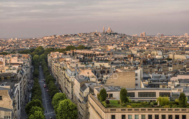 France, Ile de France, Paris, 8th district, the Sacre Coeur and Montmartre from the Arc de Triomphe — Stock Photo