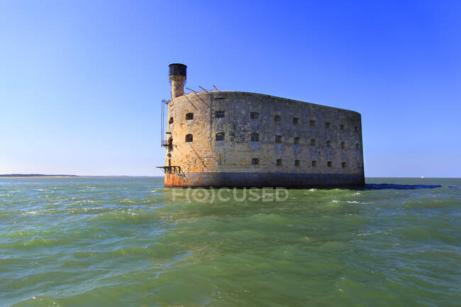 Francia, Fort Boyard sobre el cielo azul - foto de stock