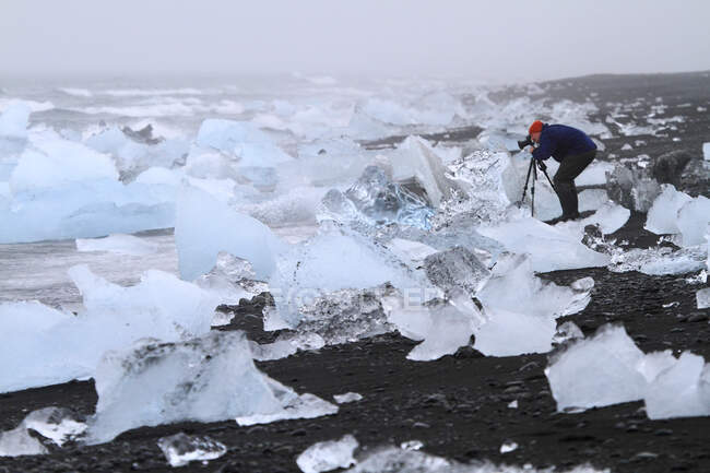 Islandia, trozos de hielo en la orilla de Jokussarlon - foto de stock