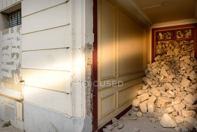 Acumulação de escombros na entrada da frente de um edifício a ser destruído — Fotografia de Stock