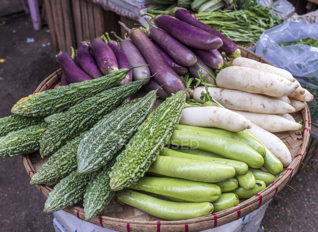 Verduras en el mercado callejero en el distrito chino - foto de stock