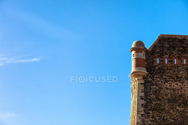 Tour de un castillo en Collioure, Pirineos-Orientales, Cataluña, Languedoc-Rosellón, Francia - foto de stock