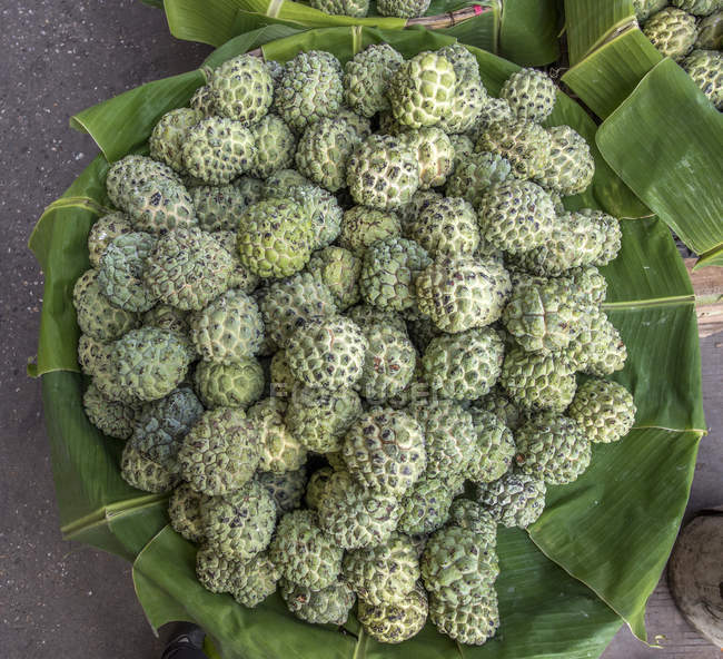 Annona frutas no mercado de rua no distrito chinês, Myanmar, Yagon — Fotografia de Stock