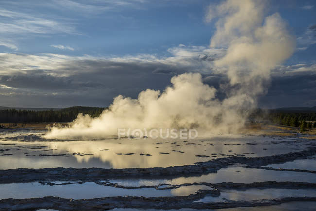 Eisiger Morgennebel, Yellowstone-See am West-Daumen-Geysir-Becken, Yellowstone-Nationalpark, wabernd, Vereinigte Staaten von Amerika, Nordamerika — Stockfoto