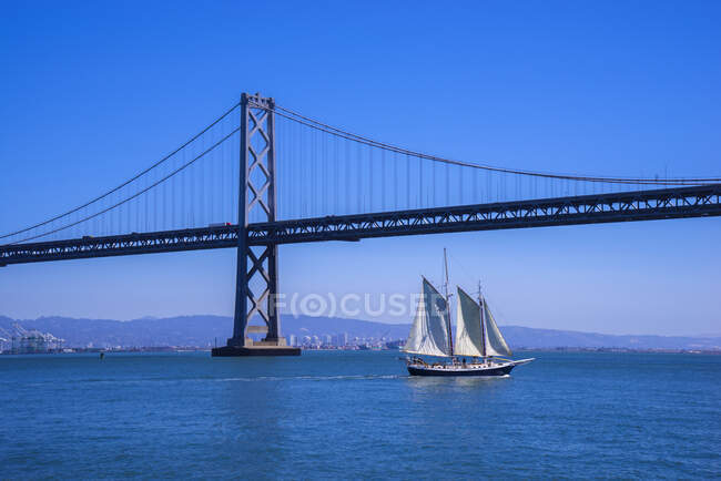 USA, Kalifornien, San Francisco, Schiff unter Oakland Bay Bridge — Stockfoto