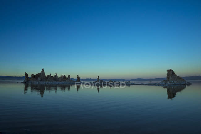 Туфа в озере Моно на закате, Калифорния, США — стоковое фото
