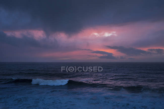 Ondas de oceano no crepúsculo, Bodega Bay, Califórnia, EUA — Fotografia de Stock
