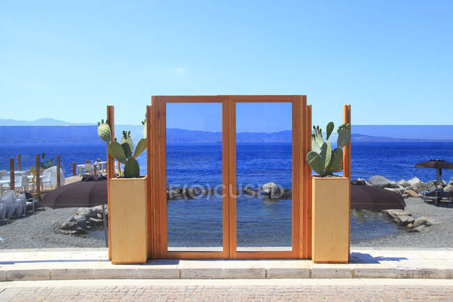 Italia, Calabria, Reggio di Calabria. Playa privada. - foto de stock
