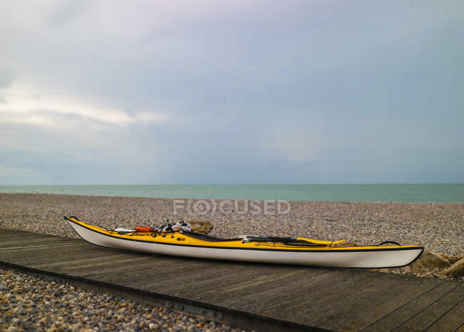 Kayak en la playa - foto de stock