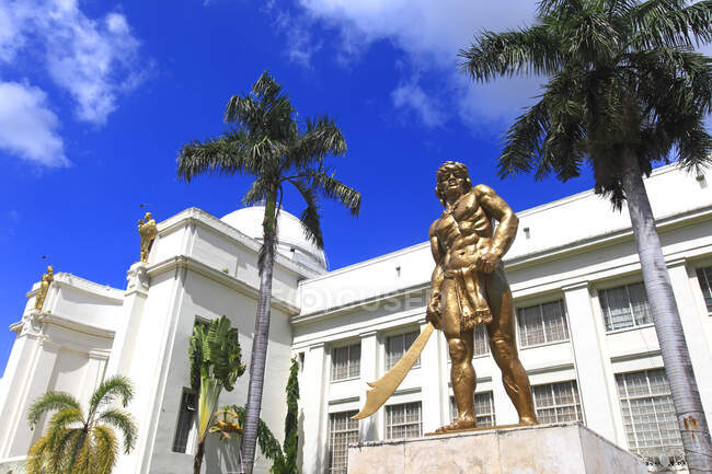 Philipinas, ciudad de Cebú. Isla Cebú. Estatua frente al Capitolio Provincial de Cebú - foto de stock