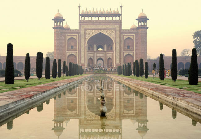 India, Agra, Complejo Taj Mahal, entrada de arenisca roja - foto de stock