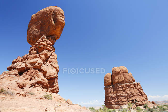 Balanced Rock formações rochosas de arenito e céu limpo, Arches National Park, Utah, EUA — Fotografia de Stock