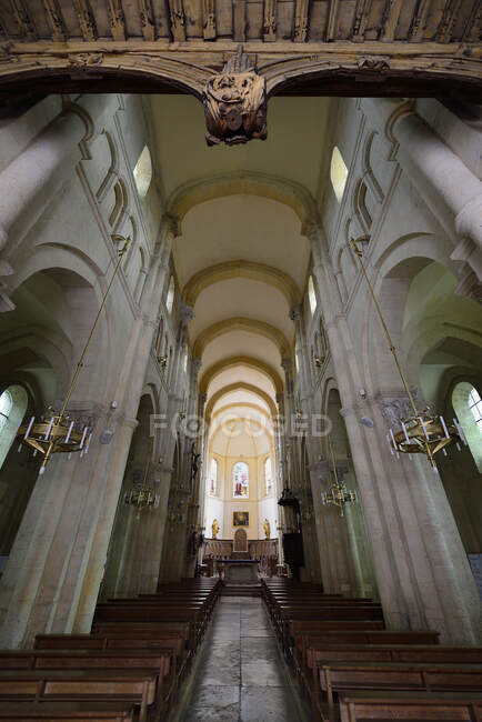 Europa, Francia, Saulieu navata della chiesa in Borgogna — Foto stock