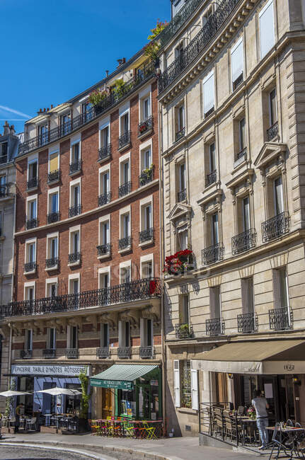 France, Ile de France, Paris, 18th district, building in rue Lepic, restaurants and cafe terraces, Montmartre — Stock Photo