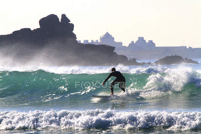 France, Brittany, Finistere. La Torche. Surfer. — Stock Photo