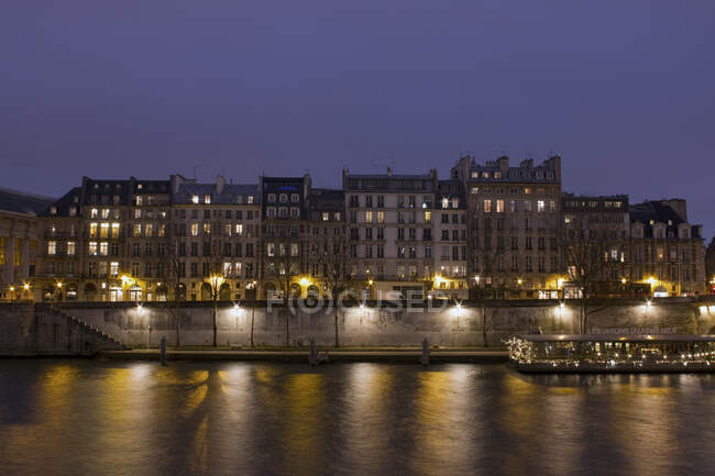 Франція, Париж, Куай-де-л'Горло вночі.. — стокове фото