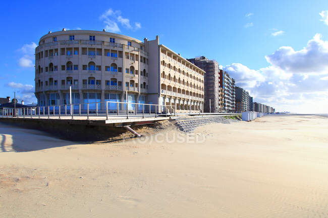 Bélgica. Westende Bad. Hotel Rotonde. - foto de stock