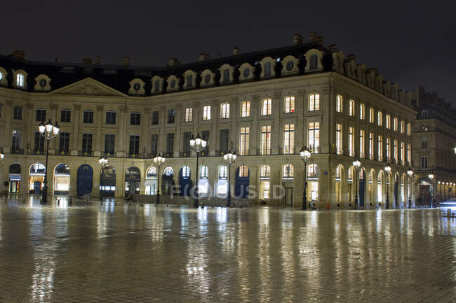Frankreich, Paris, 1. Arrondissement, Place Vendome im Regen, Nacht. Erleuchtetes Fenster: Louis Vuitton. — Stockfoto
