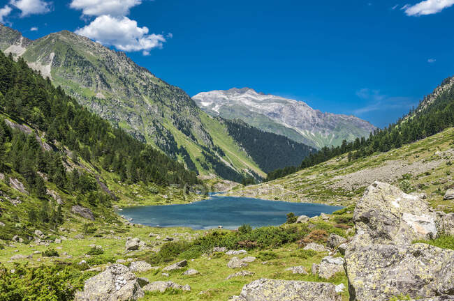 Francia, Parco nazionale dei Pirenei, regione Occitanie, Val d'Azun, lago Suyen (1.535 m) sul dato d'Arrens (nome riferito ai fiumi torrenziali, nella parte occidentale dei Pirenei) — Foto stock