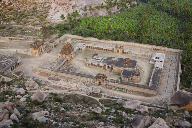 Vista general del Templo de Achyutaraya, Hampi, antigua capital del Reino de Vijayanagara, Patrimonio de la Humanidad por la UNESCO, Karnataka, India - foto de stock