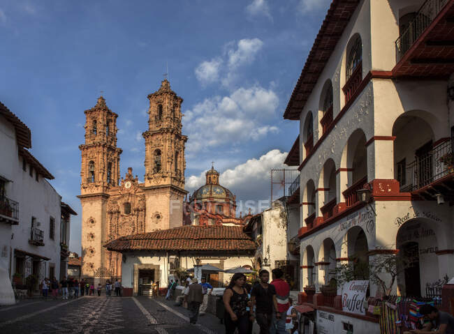 México, Estado de Guerrero, Taxco, Iglesia de Santa Prisca, Iglesia barroca del siglo XVIII - foto de stock