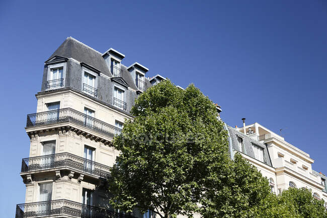Paris. 8th district. Malesherbes boulevard. Frontage of old building in summer. — Stock Photo