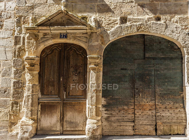 Francia, Lot, Quercy, Figeac, puertas de la calle Emile Zola - foto de stock