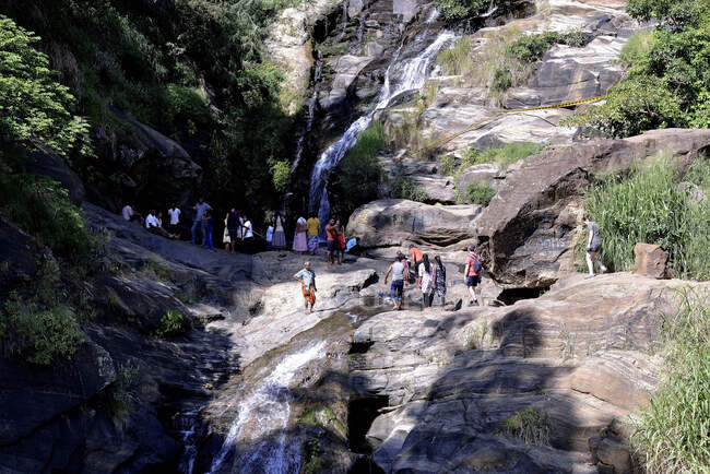 Sri Lanka. Ella Region, Rawana Falls, die viele Touristen anziehen. — Stockfoto