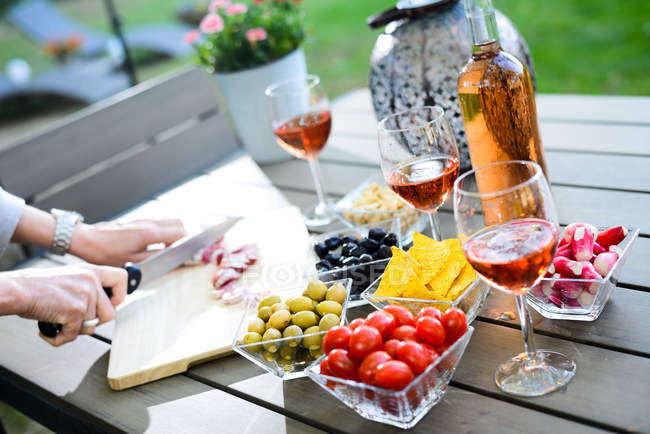 Summer brunch party table outdoor in backyard — Stock Photo