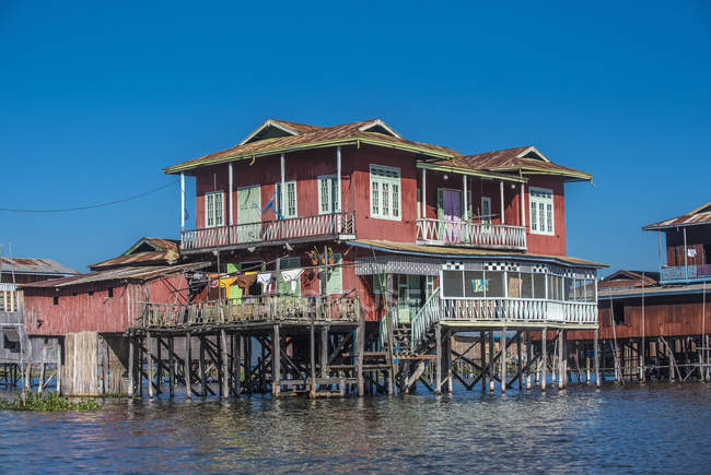 Myanmar, Shan-Region, See inle, Holzhaus auf Stelzen — Stockfoto