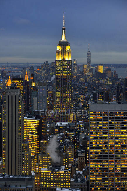 Сша, Нью-Йорк, вертикальный вид Эмпайр-стейт-билдинг ночью — стоковое фото