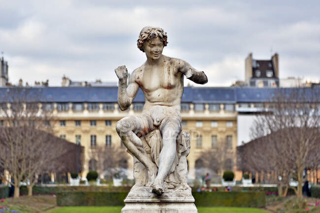 París, 1er distrito, jardines del Palais Royal. Escultura. - foto de stock