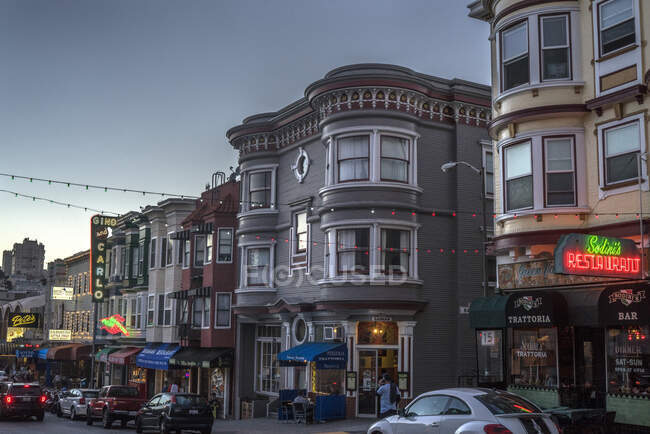 USA, California, San Francisco, North Beach district, , Little Italy, italian district at twilight - foto de stock