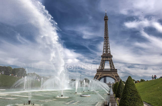 França, Ile de France, Paris, 16th district, a Torre Eiffel e as fontes nos Jardins Trocadero — Fotografia de Stock