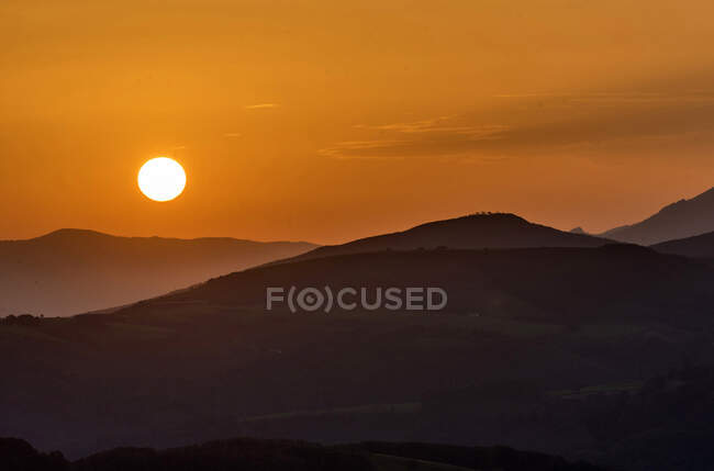 Espagne, Pays basque, vallée du Baztan, coucher de soleil sur la route du col d'Ispeguy (col d'Ispeguy)) — Photo de stock