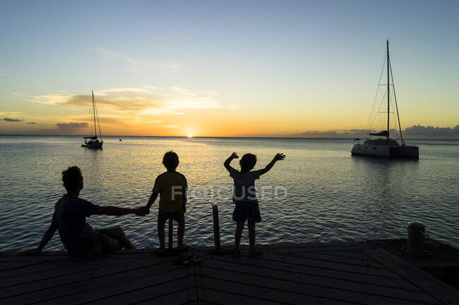 Un padre e i suoi due figli al tramonto, Saint-Pierre, Martinica, Francia — Foto stock