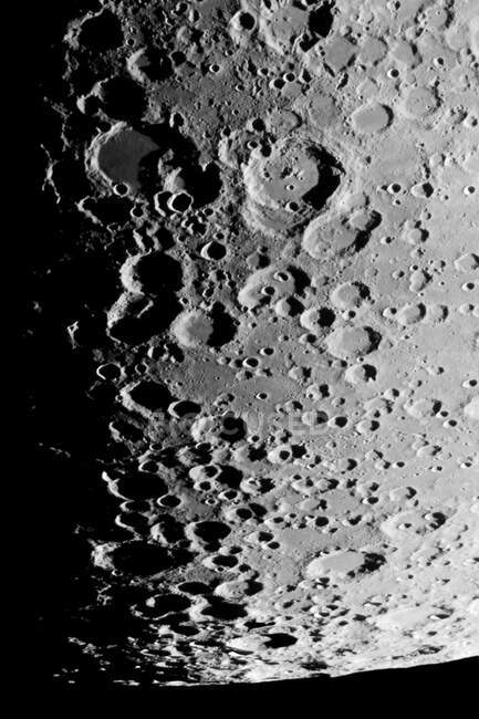 Der Mond in Nahaufnahme während des ersten Quartals. Blick auf den Südpol des Mondes. — Stockfoto