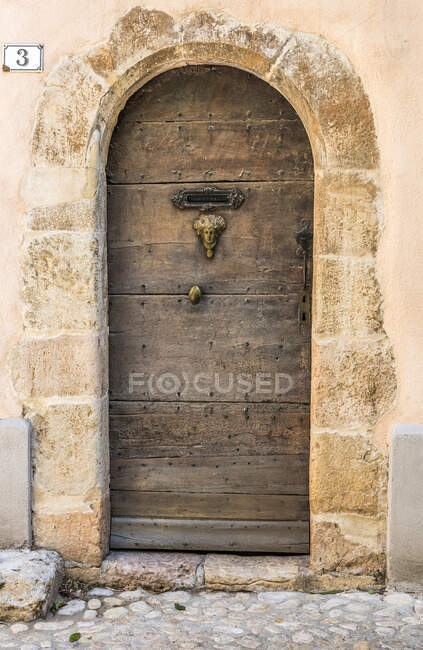 France, Provence-Alpes-Cote-d'Azur, Var, old wooden door in Seillans. Plus Beaux Villages de France, a list of villages designated as les plus beaux — Stock Photo