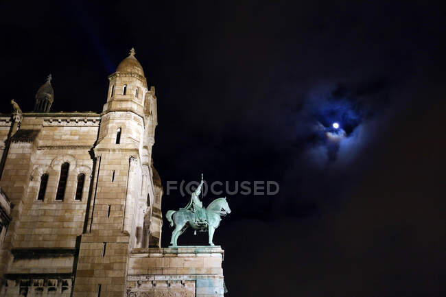 Paris, 18th district, Montmartre, Basilica of Sacred Heart at night. The moon in the sky. — Stock Photo