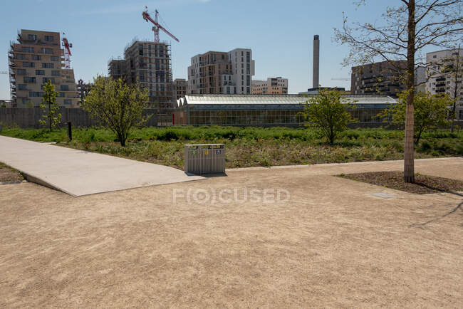 New buildings surrouded by greenery in a new area in a Parisian suburb — Stock Photo
