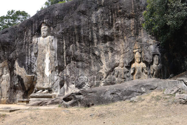 Шрі Ланка. BUDURUWAGALA храм. Руїни Будурувагала розташовані поруч з містом Валава на півдні острова. Ці статуї датуються X століттям.. — стокове фото