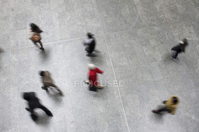 França, Paris, pedestres na rua — Fotografia de Stock