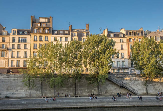 France, Ile de France, Paris, 1st district, buildings on the quai Malaquais on the bank of the Seine from the Ile de la Cite — Stock Photo