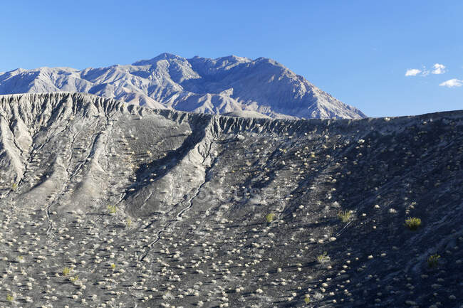 EUA. Califórnia. Vale da Morte. Cratera Ubehebe. Little Hebe (cratera vulcânica localizada ao lado da cratera Ubehebe). — Fotografia de Stock