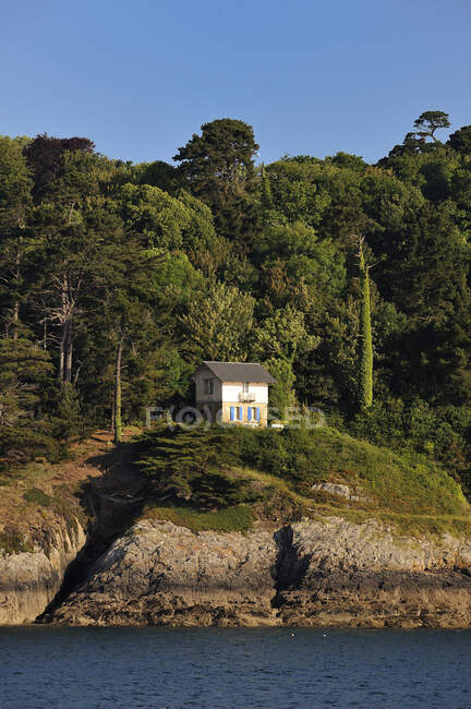Francia, Bretaña, Finistere, Casa en el borde del acantilado de Plouzane, Goulet de Brest - foto de stock